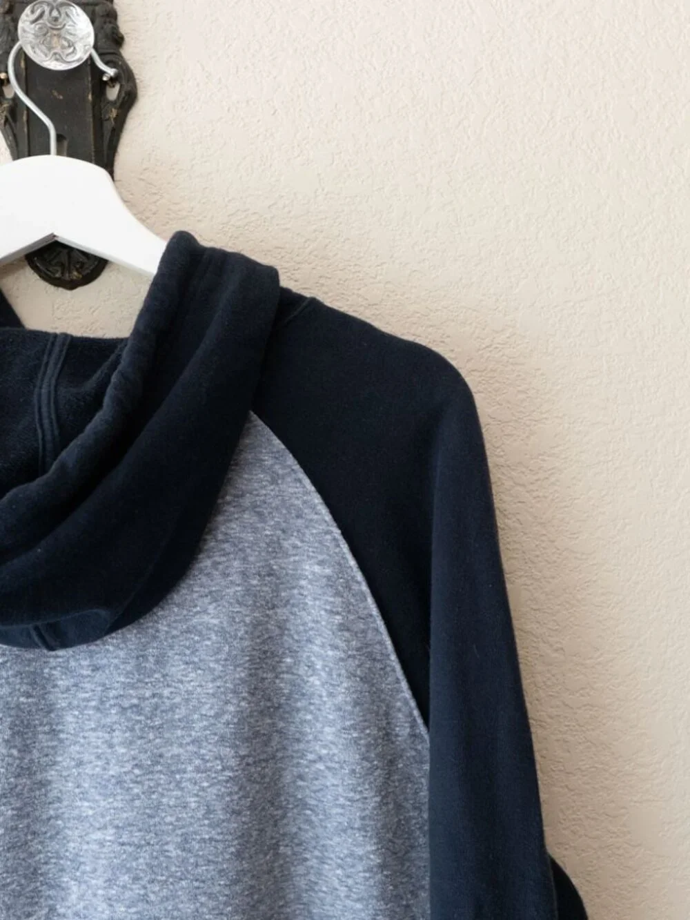 Banana Republic Navy Gray Hoodie Pullover Mens L Colorblock Kangaroo Pocket
